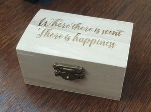 Houten kistje "Where there is scent, there is happiness incl. 2 geurblokjes