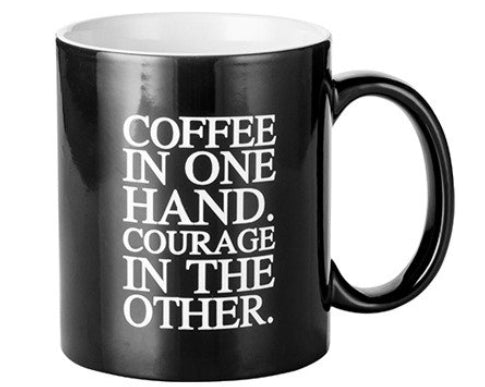 Magische mok Coffee in one hand. Courage in the other.